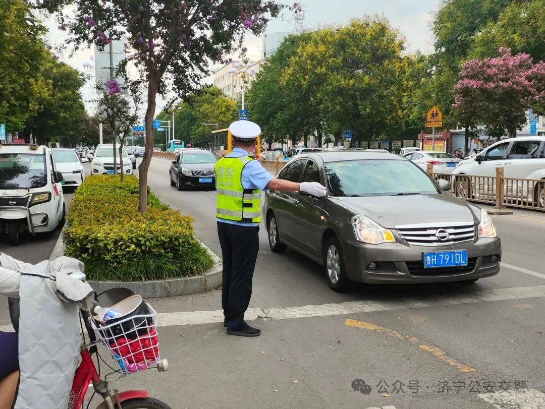 开学季!济宁交警全力疏导交通,为孩子们开学保驾护航