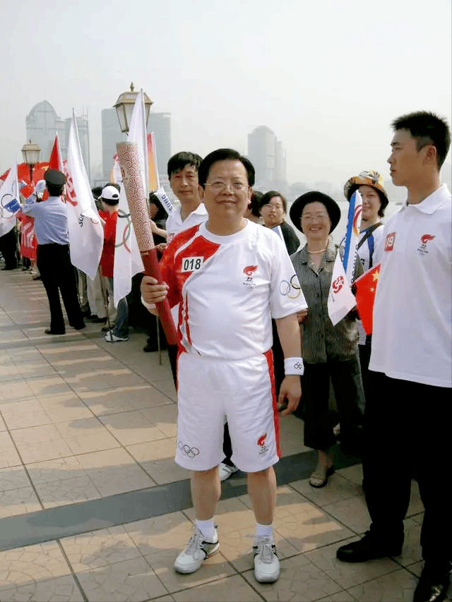 象棋宗师胡荣华:残疾父亲将他打造成棋王,他曾与妻子住地下室