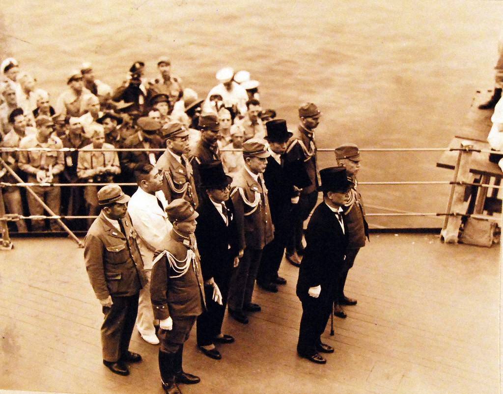 1945年9月2号,日本外相重光葵,和日本参谋总长梅津美治郎,在"密苏里"