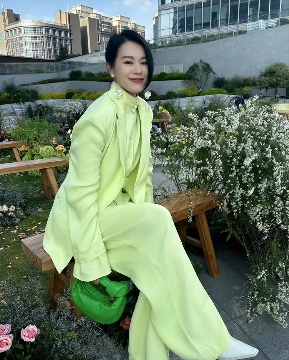 胡杏儿一家五口做月饼, 三个儿子穿兄弟装,帅气十足!