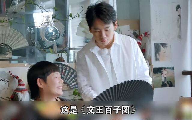 他在这边认真练字,跟同行的两个人形成了鲜明的对比.