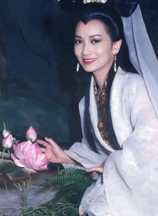 赵雅芝全家福引发热议:71岁"白娘子"的传奇人生