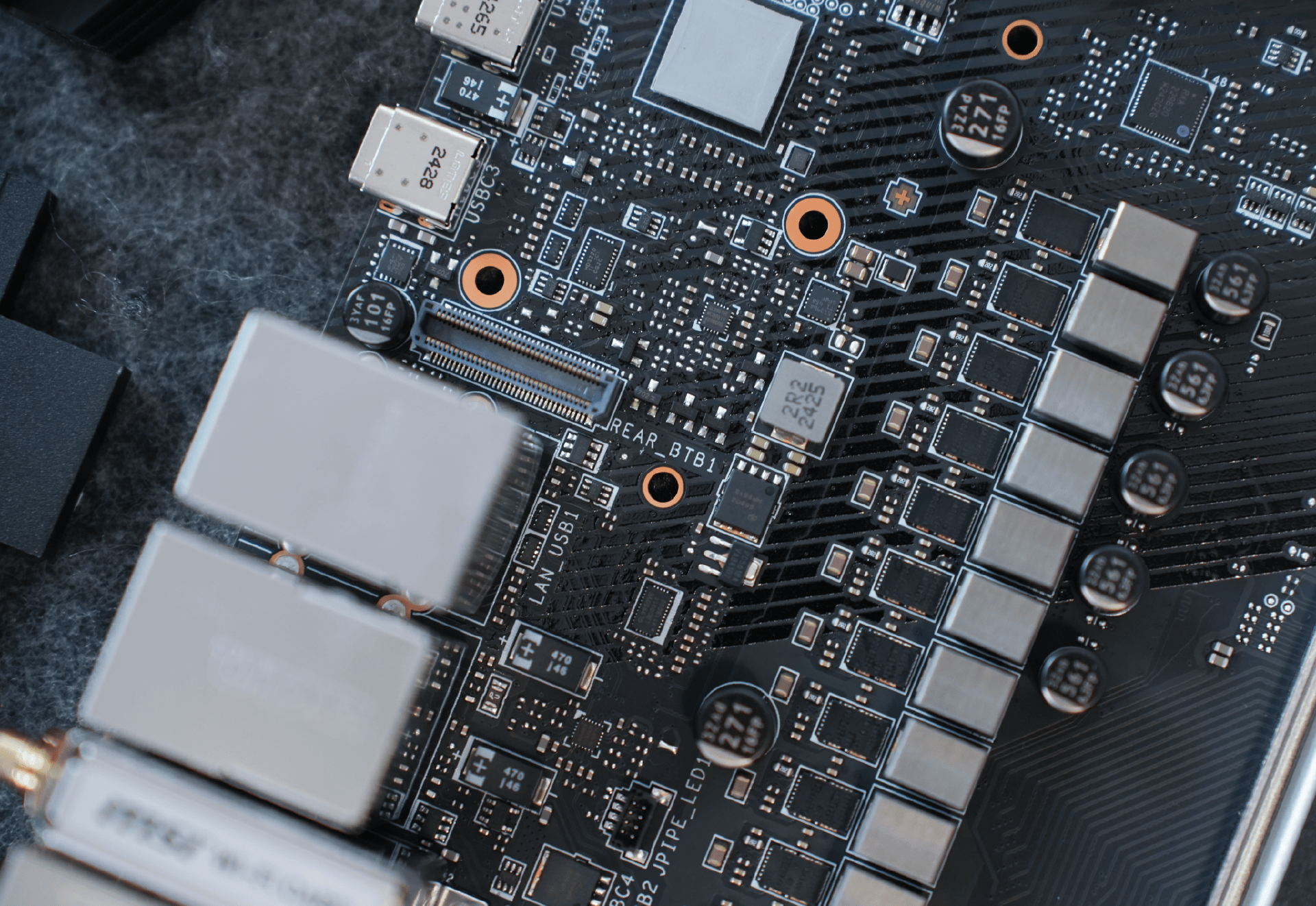 接口下方还有祥硕asm4242芯片以及瑞昱rtd2151视频信号转换芯片.