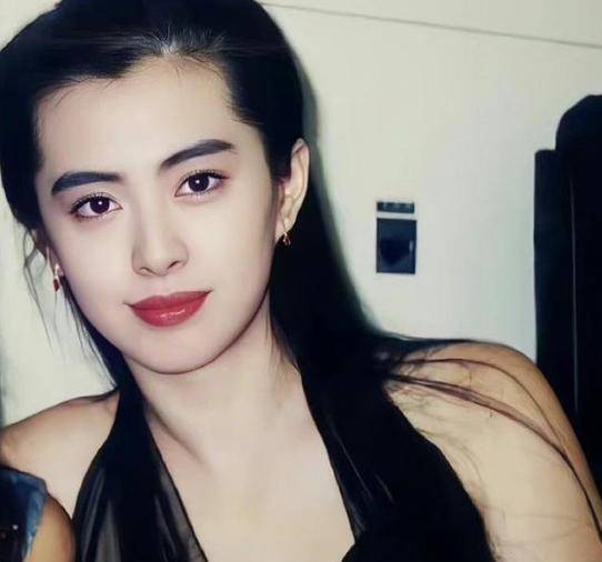 王祖贤近照曝光,身材走样,面露凶相,她和张曼玉早就不是一路人