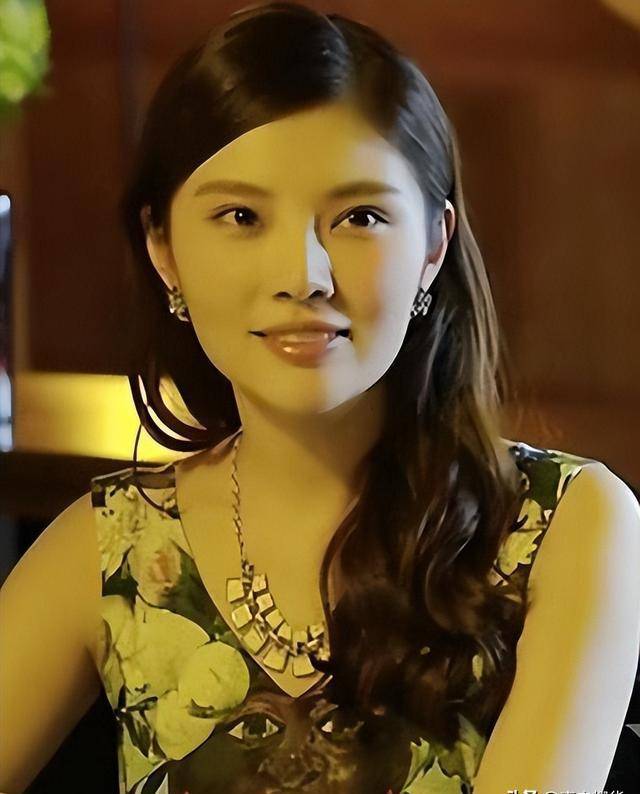 很多网友都评论说徐冬冬就是演技不行懒得奋斗了这才找个富男友躺平