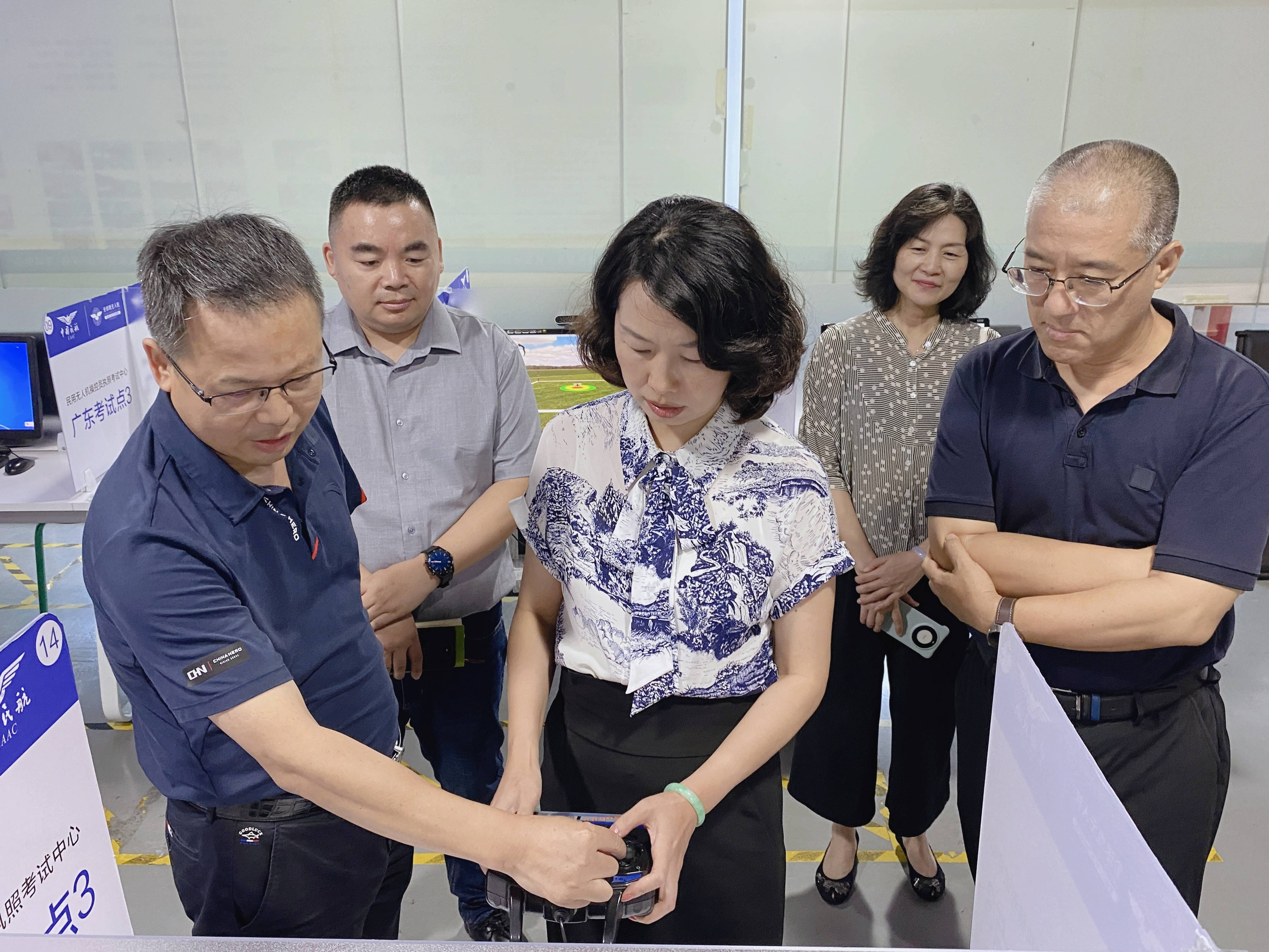 深圳市人力资源和社会保障局副局长马艳一行莅临全球鹰调研指导