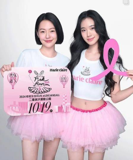 小s穿粉色蕾丝裙和女儿比美,母女相差30岁像一对姐妹
