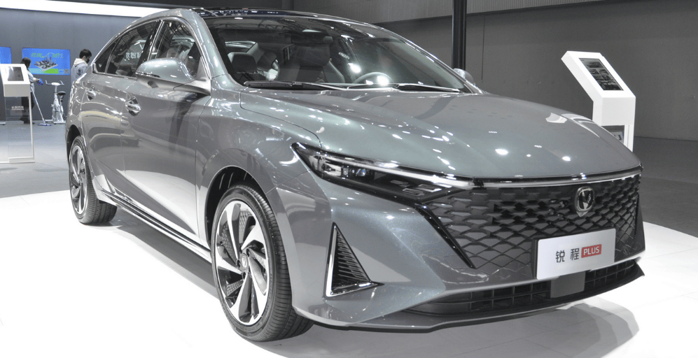 长安换标终于火了,3毛5一公里颜值不输丰田凯美瑞,仅售10万性价比碾压