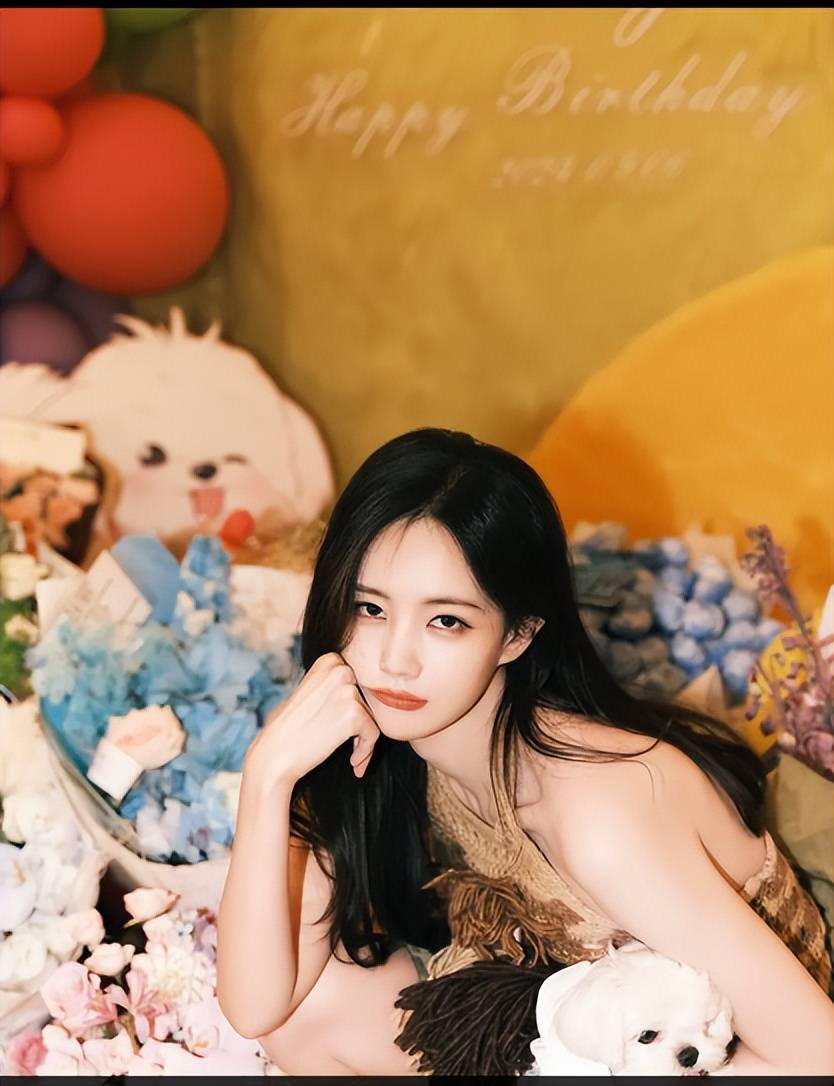 李一桐穿吊带露美背,又纯又欲, 与小狗互动笑容甜美!