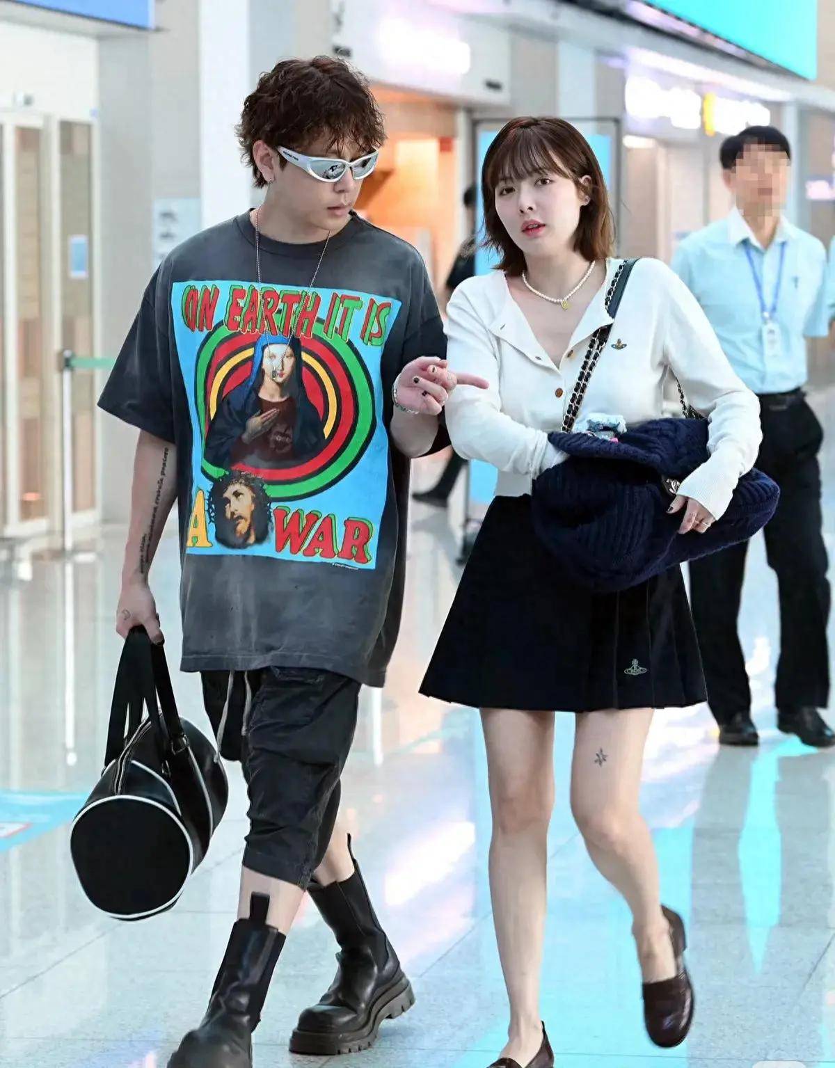 准夫妻泫雅龙俊亨合体现身机场,泫雅颜值回春,龙俊亨真的很爱