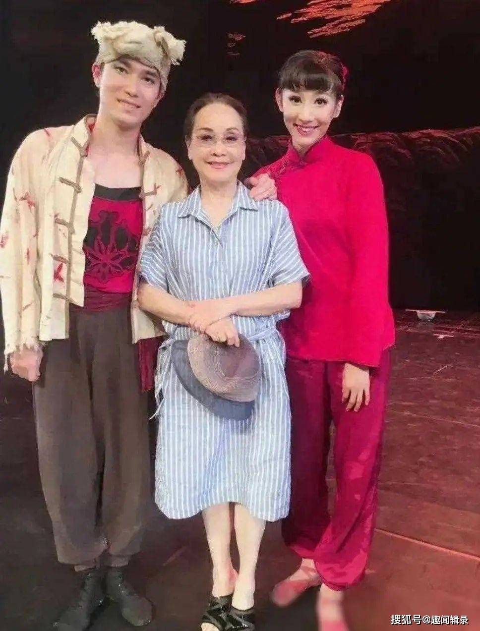 80岁李谷一摘掉假发,卸掉浓妆,真实样貌曝光,自然老去很美!