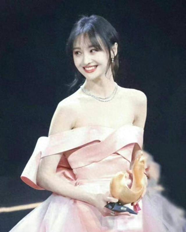 疯子"郑爽,她背后荒唐的毁灭史,远比你想象中的还要毁三观!