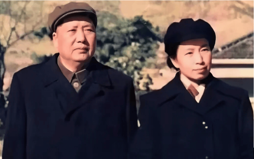 毛主席和江青的合影:延安时期一起学习,解放后江青为主席拍照 - 清幽闲适