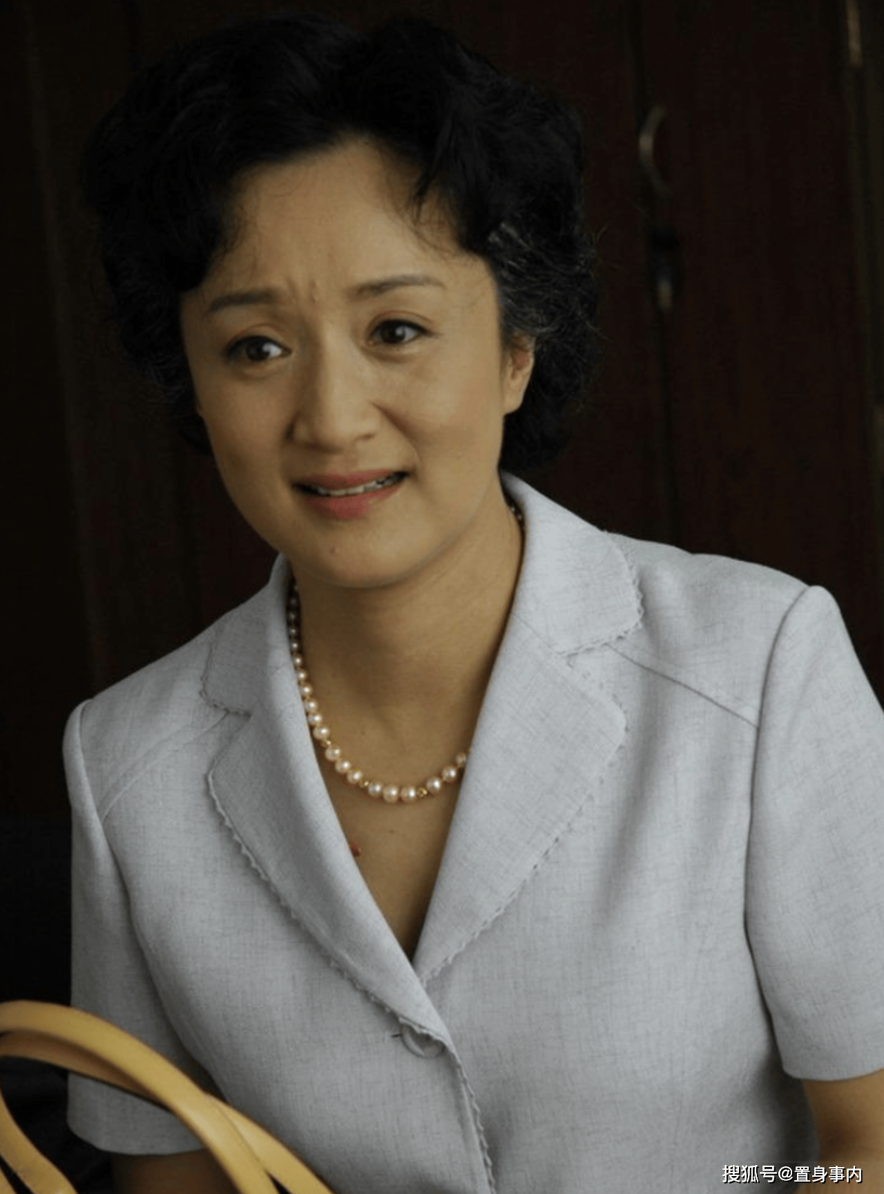 演员杨昆:退休金2500,做直播带货赚钱,遗憾62岁无儿无女