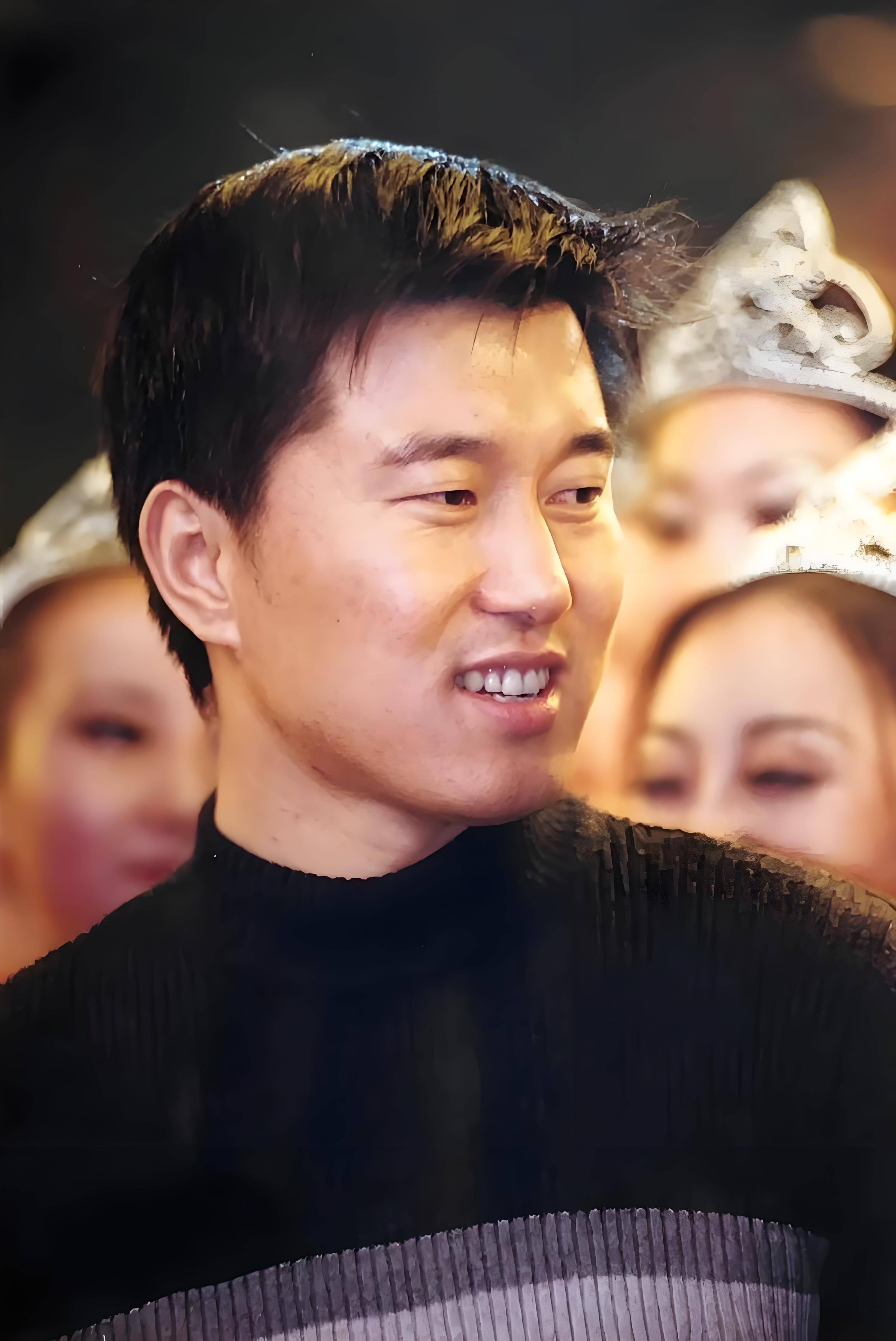 满文军曾6次登上春晚当红时和二婚妻子双双入狱如今怎么样了