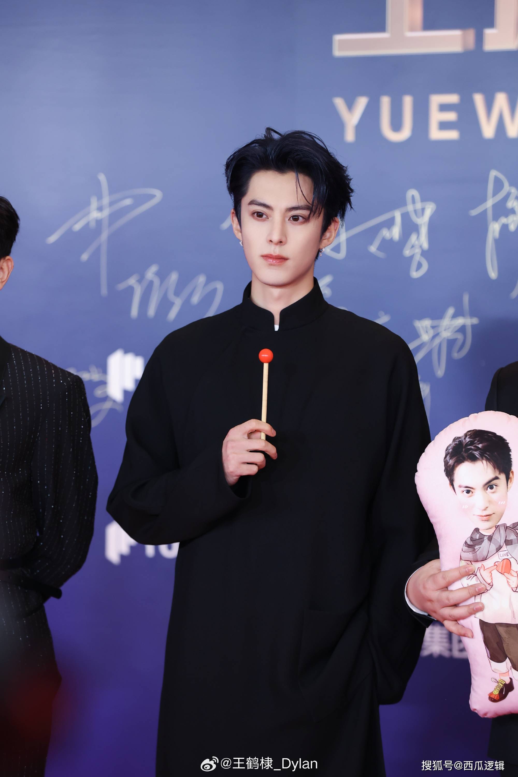 王鹤棣与女星陈小纭恋爱细节曝光,ktv示爱甜蜜互动引关注