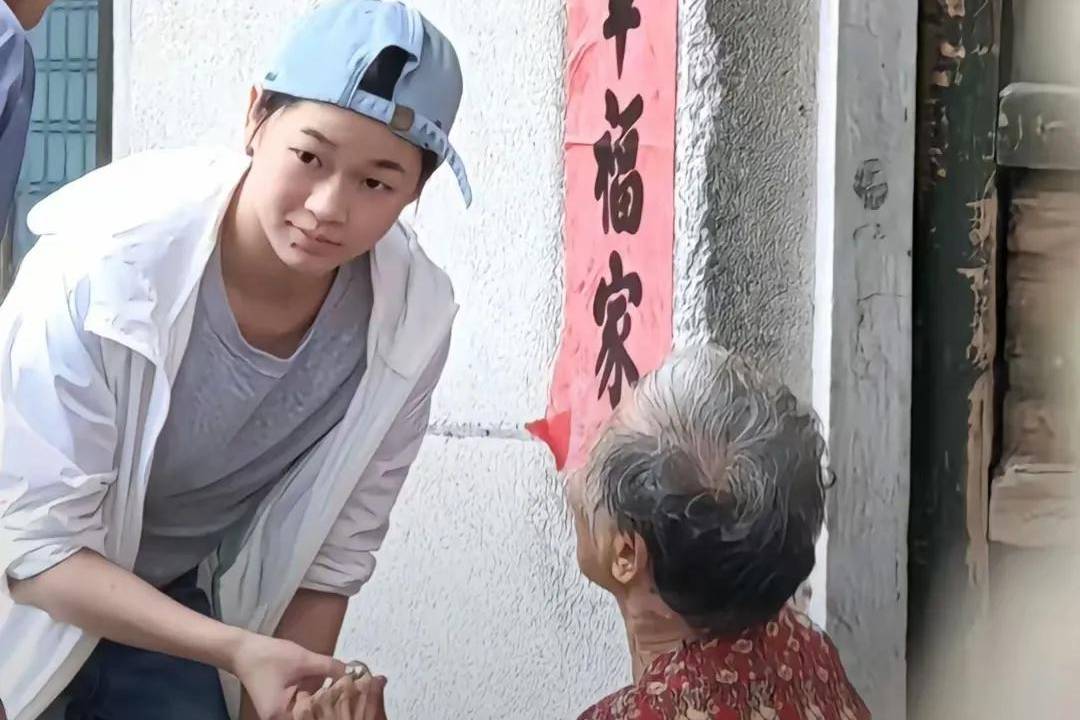 全红婵回家过中秋！一下车 我就拥抱了爷爷奶奶 给了他们钱 网友们被他们的孝心所感动