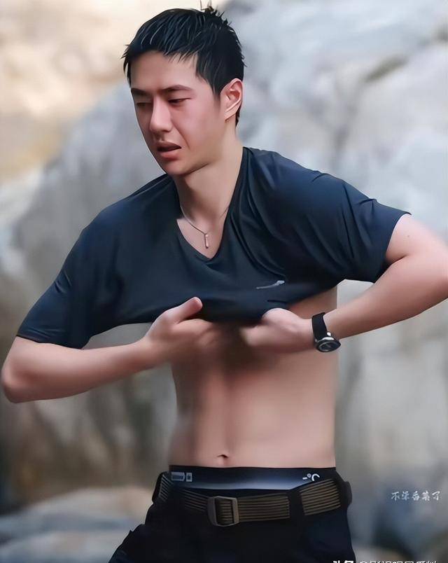 王一博雨林探险大秀腹肌,42度高温下魅力爆棚!
