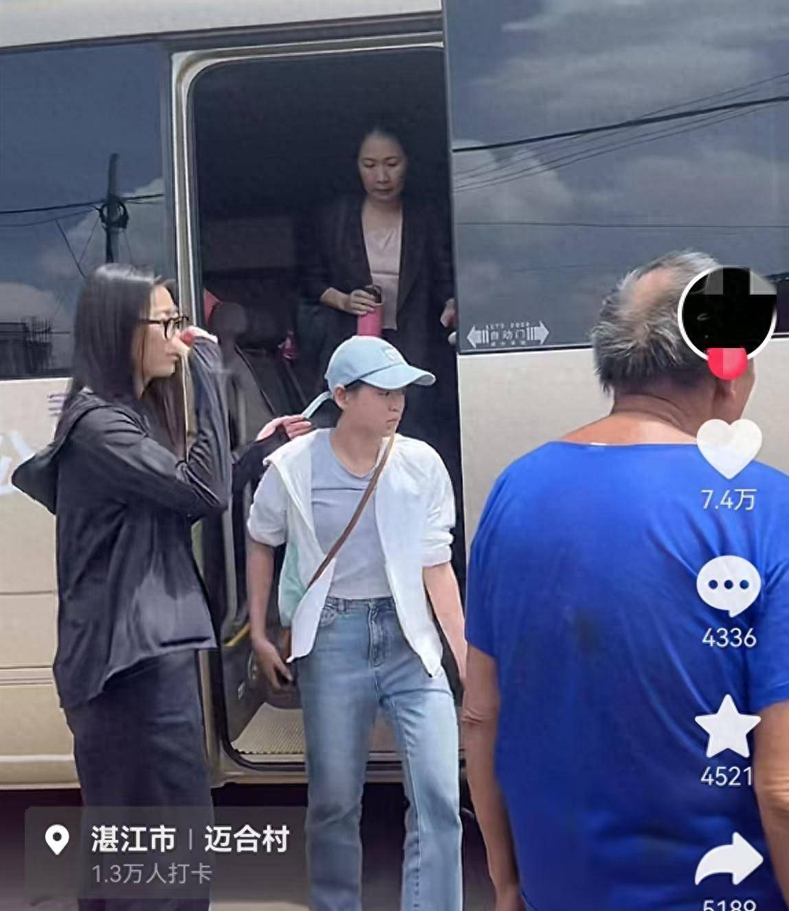 全红婵回乡过中秋，村民抱怨封村太早，商机失了？网友炸锅！-全红婵返乡