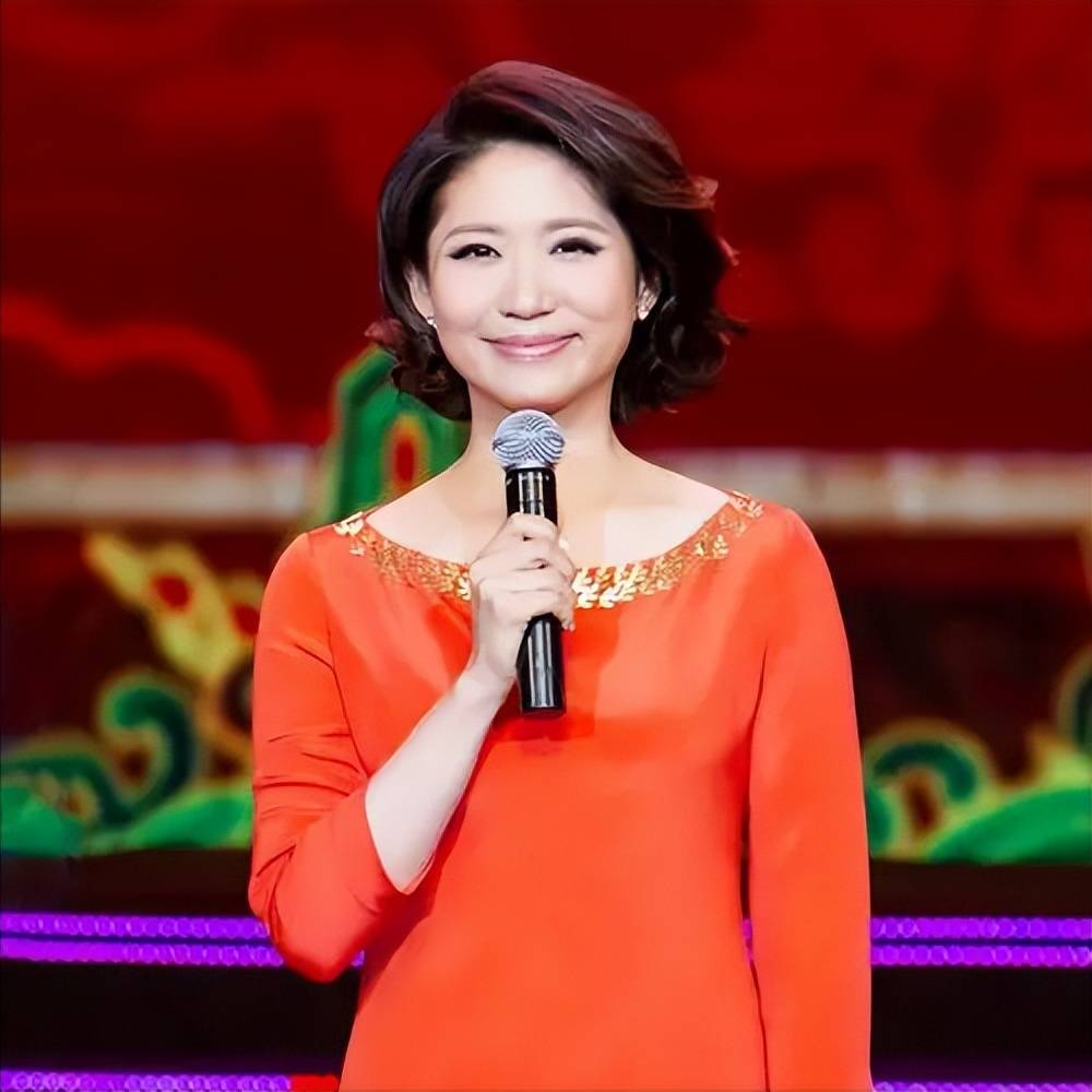作为一名戏曲频道的主持人,张喆从形象上来说就非常完美