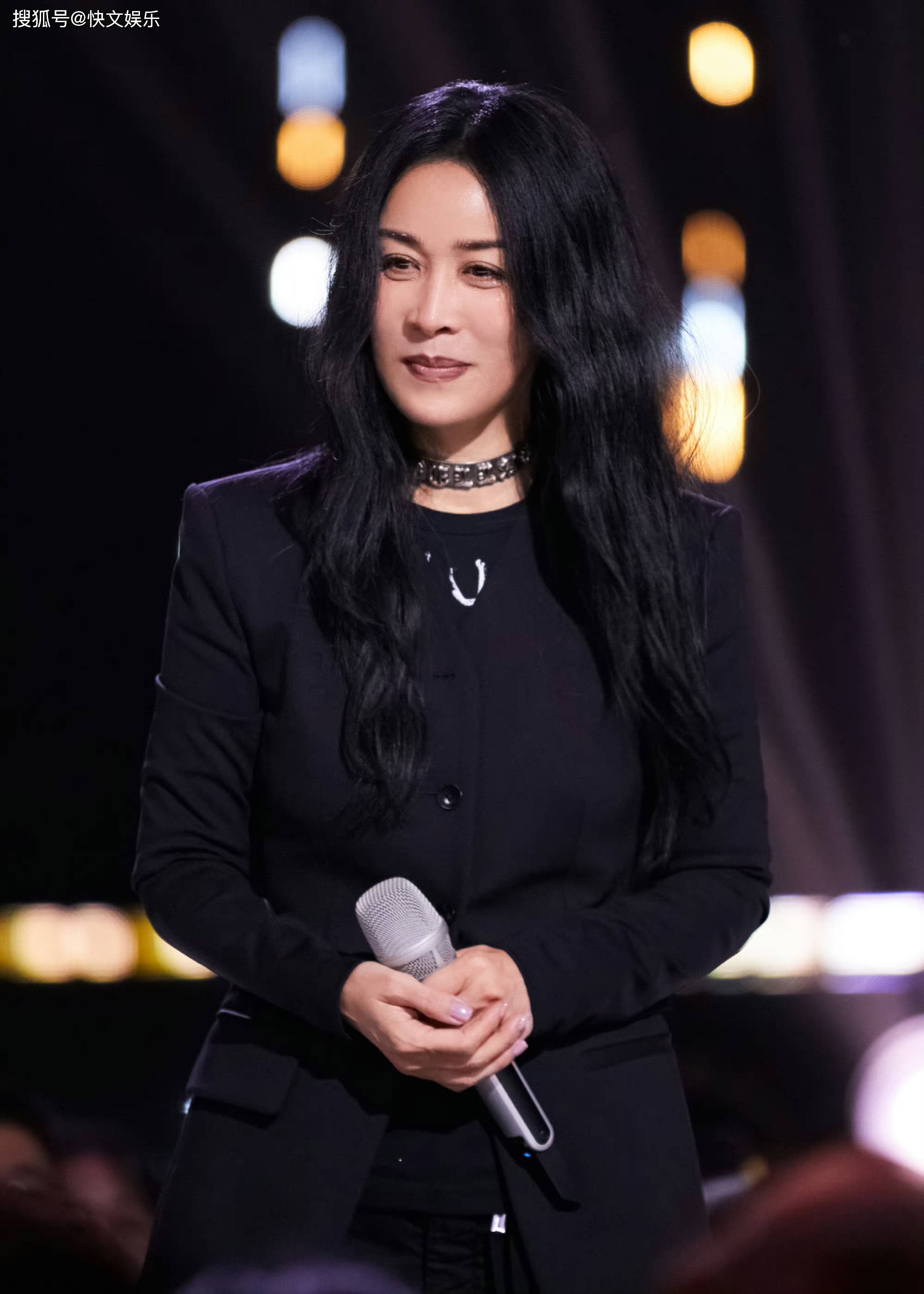 57岁那英现身英国逛街!小肚腩明显似怀孕,海外逍遥生活引人热议