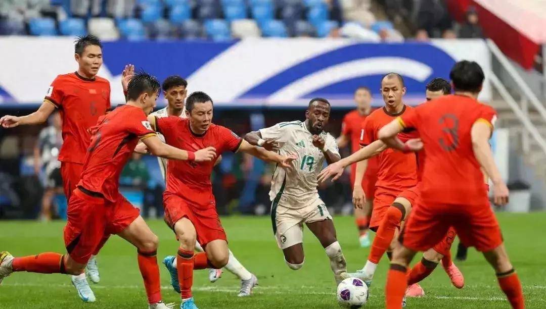 国足世预赛面临换帅但年轻一代表现突出