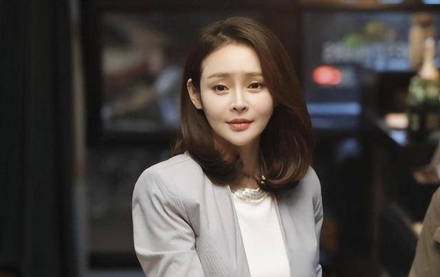 40岁的知名演员于明加自食恶果,终于为自己的整容付出了惨重代价