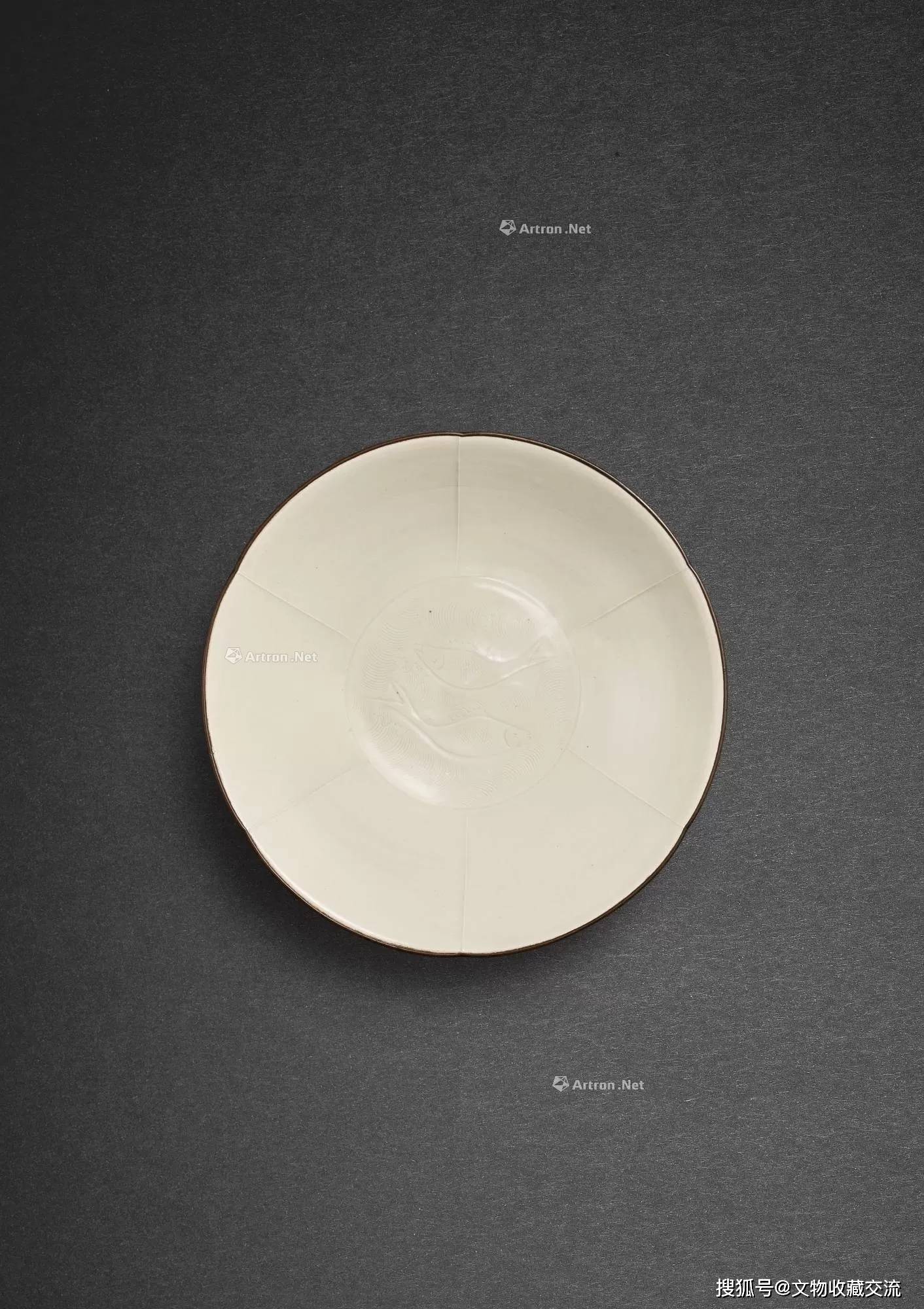 北宋 定窑白釉划双鱼纹葵口盌宋朝文化是中华审美积聚爆发的鼎盛时期