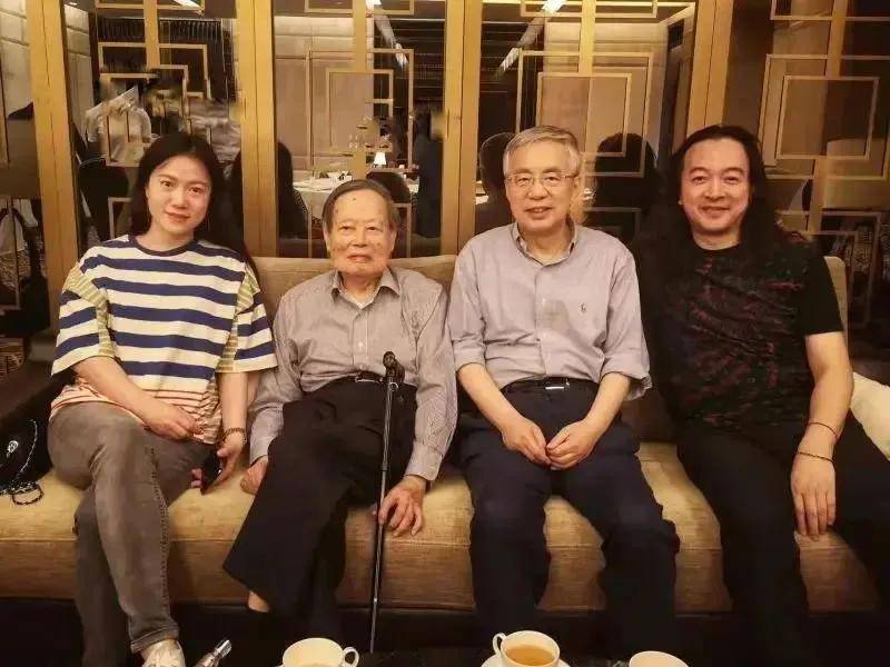 刘诗昆晒早年跟杨振宁夫妇合影，孙颖一脸笑容很富态，翁帆素颜清秀温婉-刘诗昆是谁?