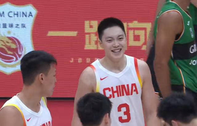 中国男篮壮胆！胡明轩压哨射中绝杀三分，全场观众振臂欢呼-篮球队胡明轩