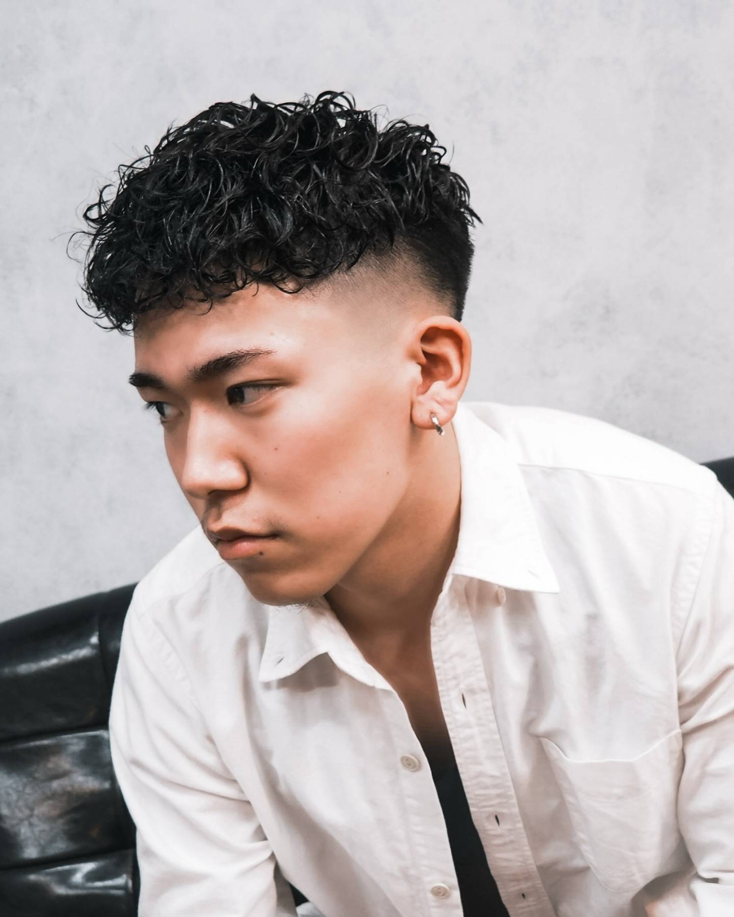 时尚男士发型两侧铲短头顶烫烫魅力尽显