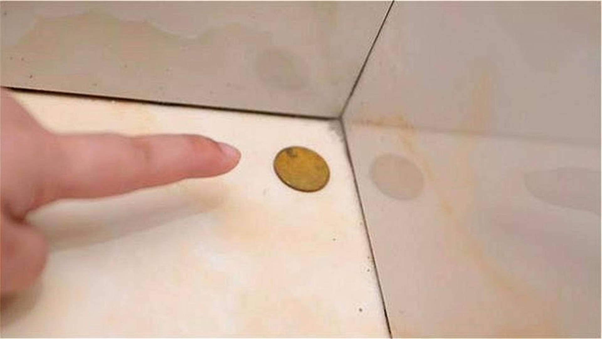 有钱没钱，记得在墙角放一枚硬币，不是迷信，学会涨知识_搜狐网