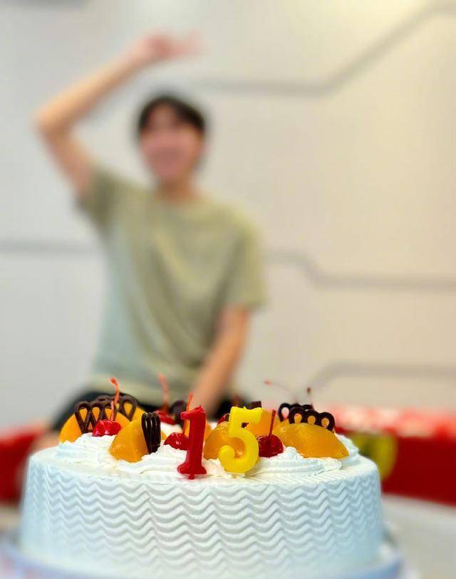 林志颖发文庆祝大儿子15岁生日，kimi近照曝光，身材偏瘦身高抢镜-林志颖儿子kimi名字叫什么