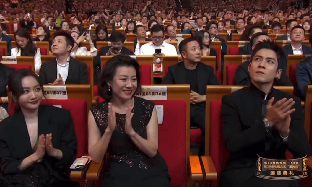 赵丽颖同剧演员庆祝飞天奖获奖-赵丽颖领奖2021