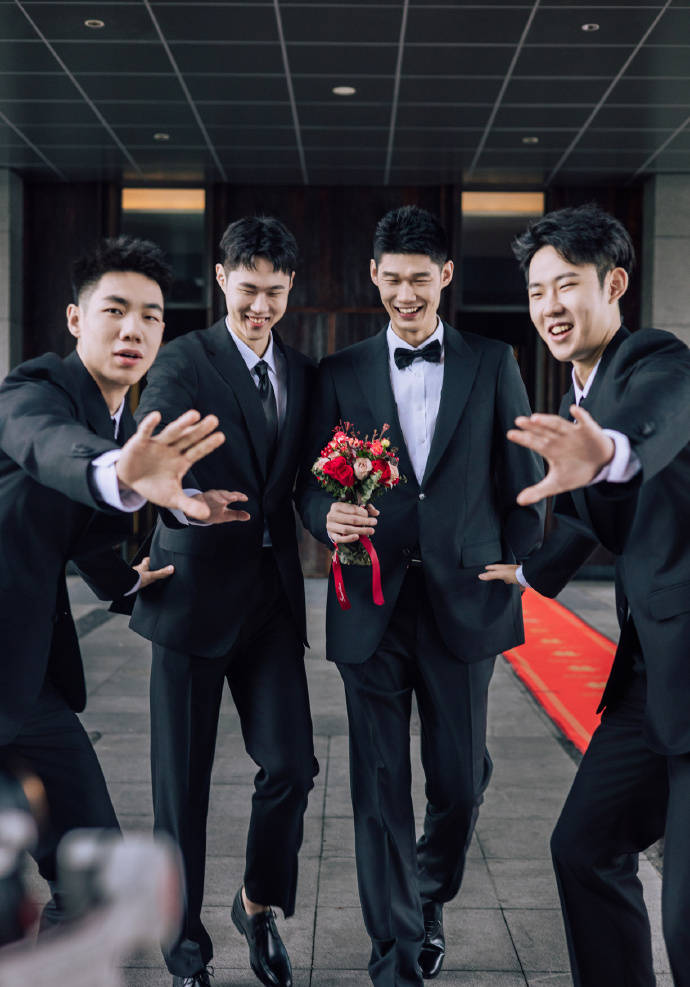 大秋举办婚礼,他穿着队服到场,球迷:买身西服吧_胡金秋_许钟豪_广厦