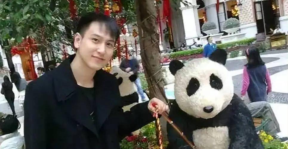 父亲浦东第一地主,母亲是影后,继承上海133套房,21岁身家百亿