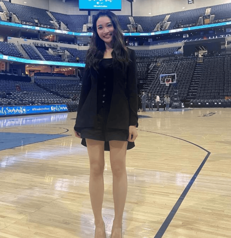 最朴素的nba出镜记者孟超 为何在国内的好感度 远超周玲安