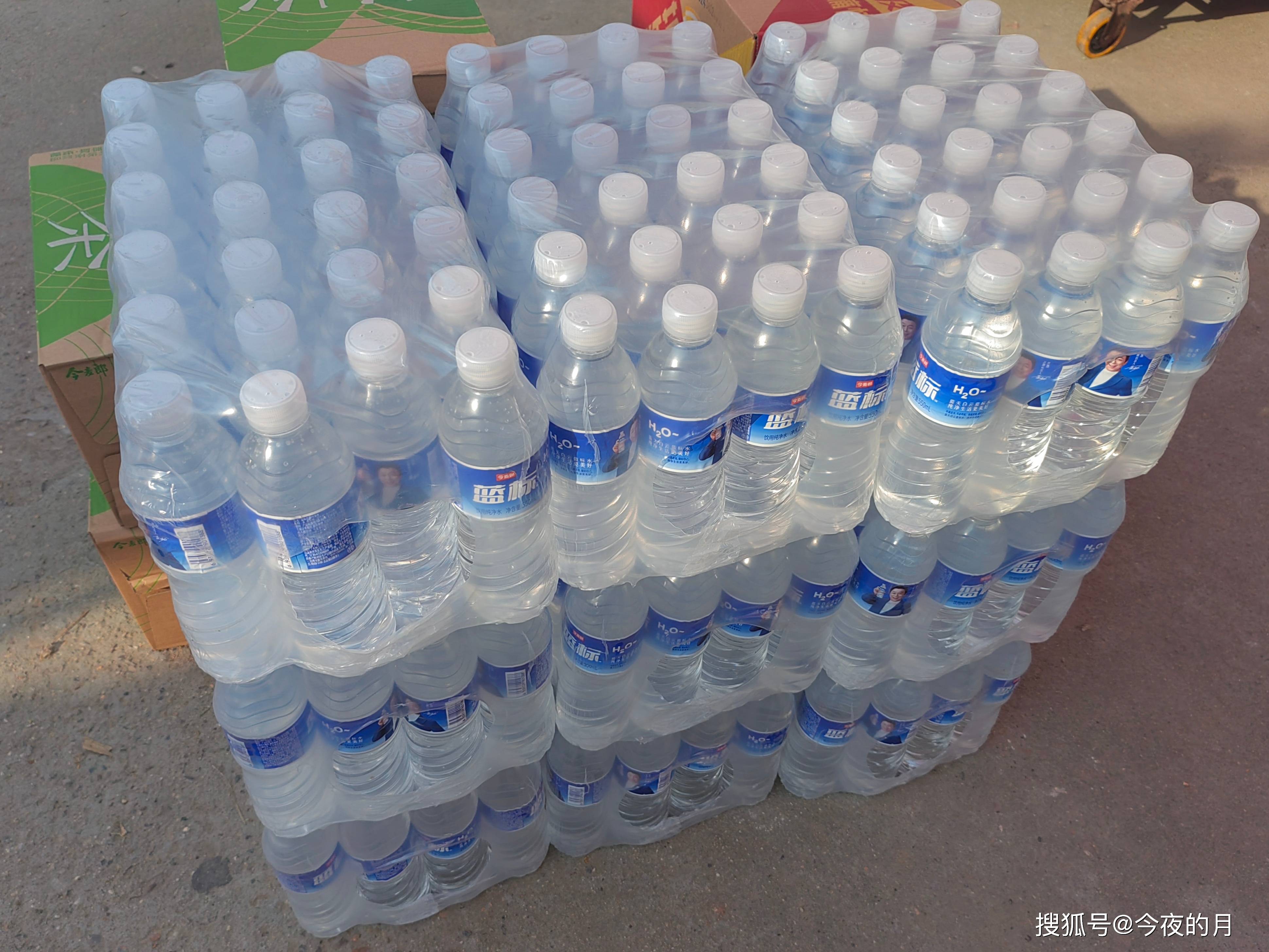 这是个组字画图,图一由八个字组成,可以组成一句话