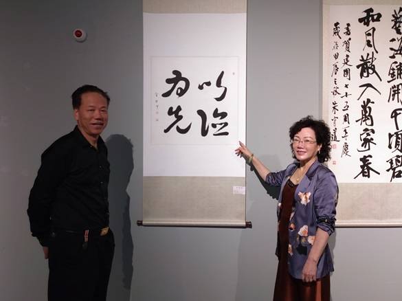 中国证监会证券基金机构监管部副主任祁春波(右)与金思宇(左)在参展