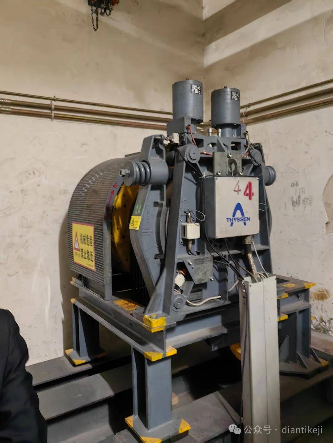 视觉冲击!大块头和迷你电梯主机