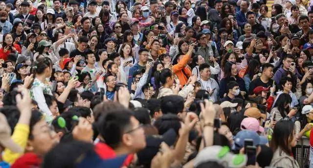 原创            郑钦文比赛爆满！看台座无虚席，又把对手打崩溃了，摔拍子发泄-城市道路移交管理办法