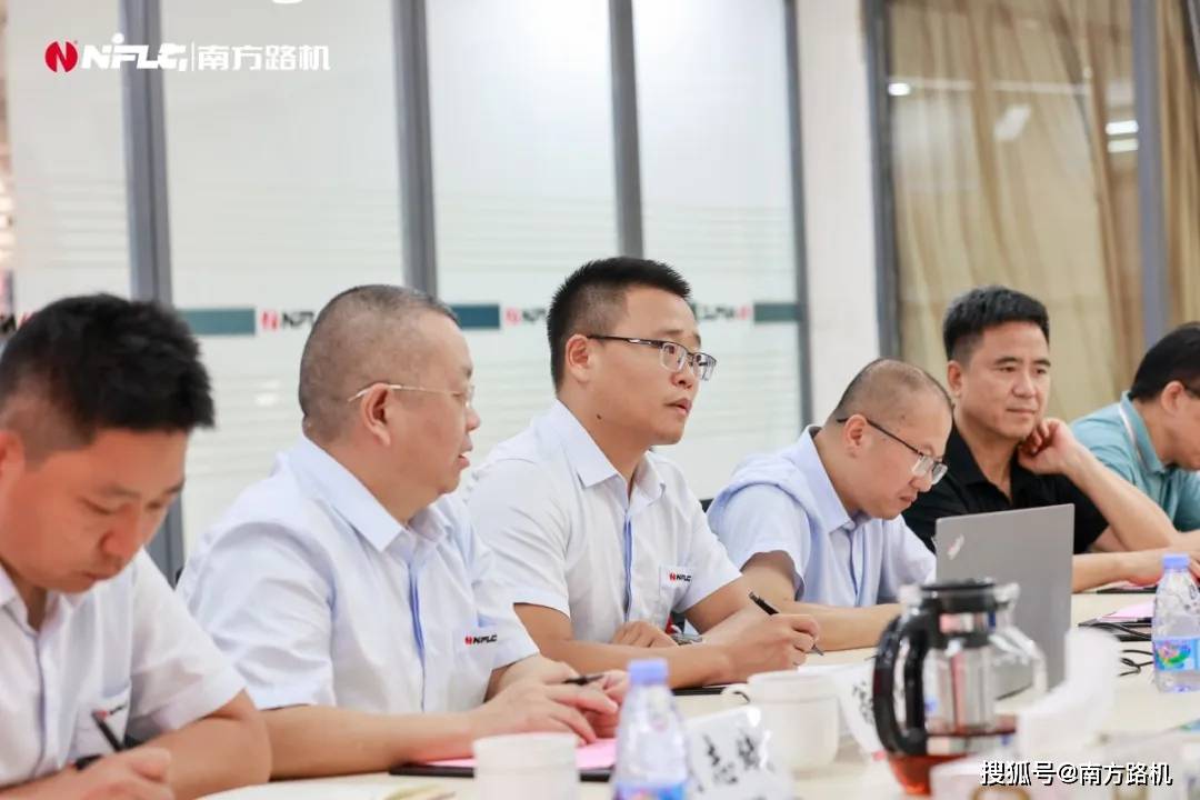 广西散装水泥应用产业调研组莅临南方路机考察调研