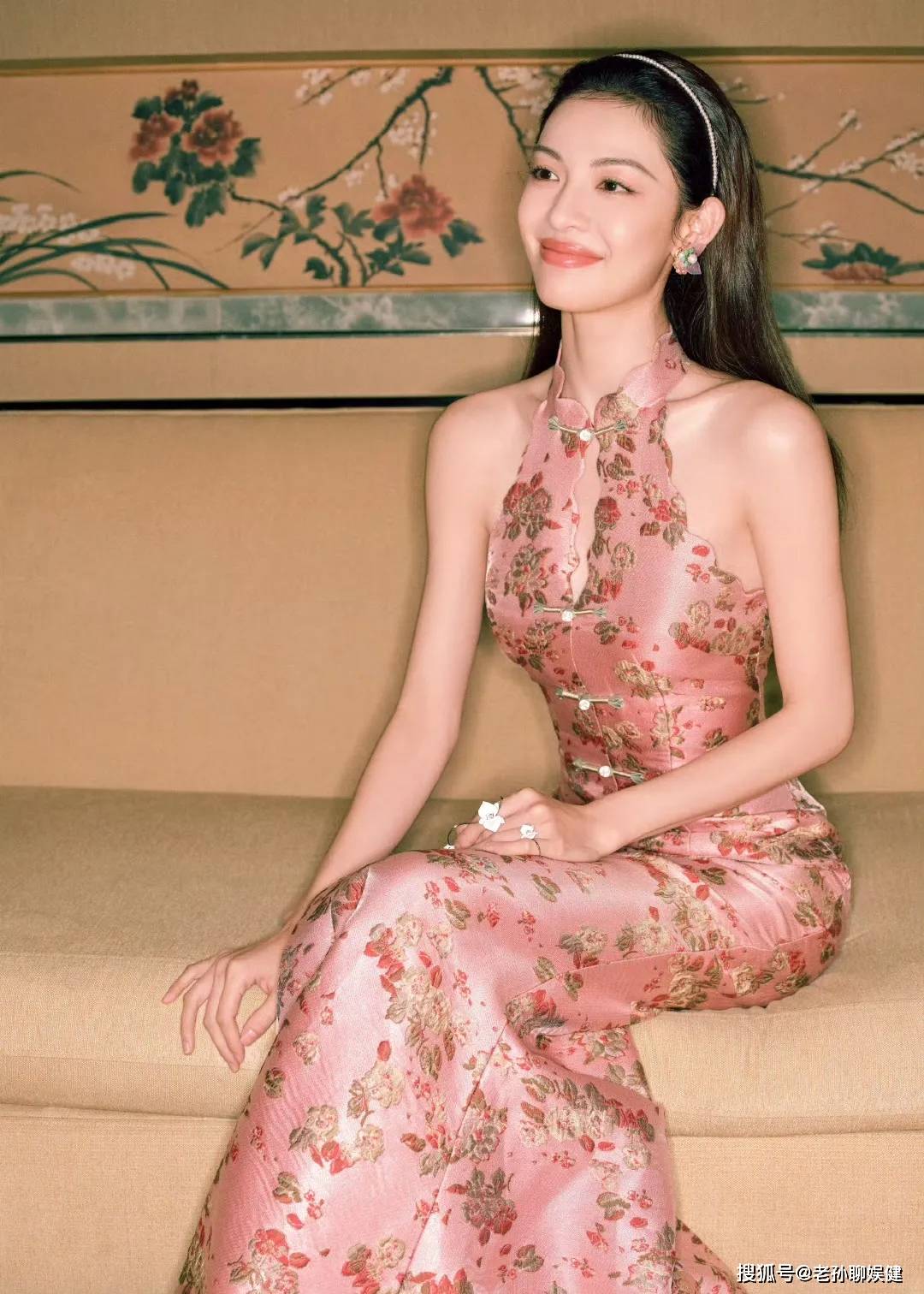 钟楚曦穿旗袍,双唇饱满,大气又温婉,东方神韵美人