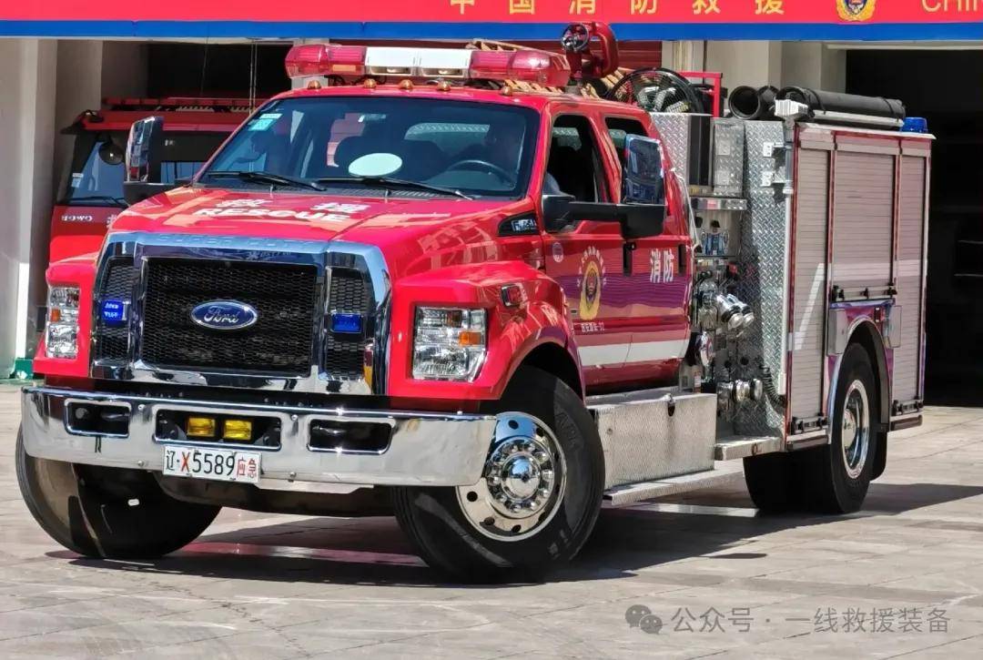 巨无霸福特f650猛禽消防车,坐在2楼开车是一种什么体验?