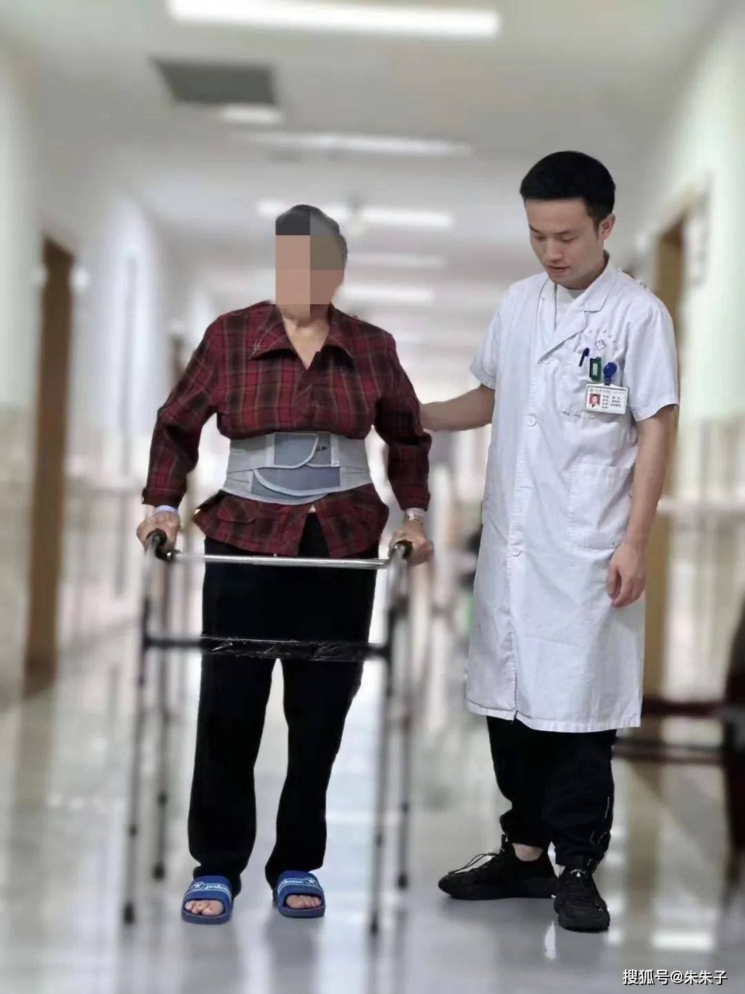 联合经皮椎弓根螺钉行脊柱内固