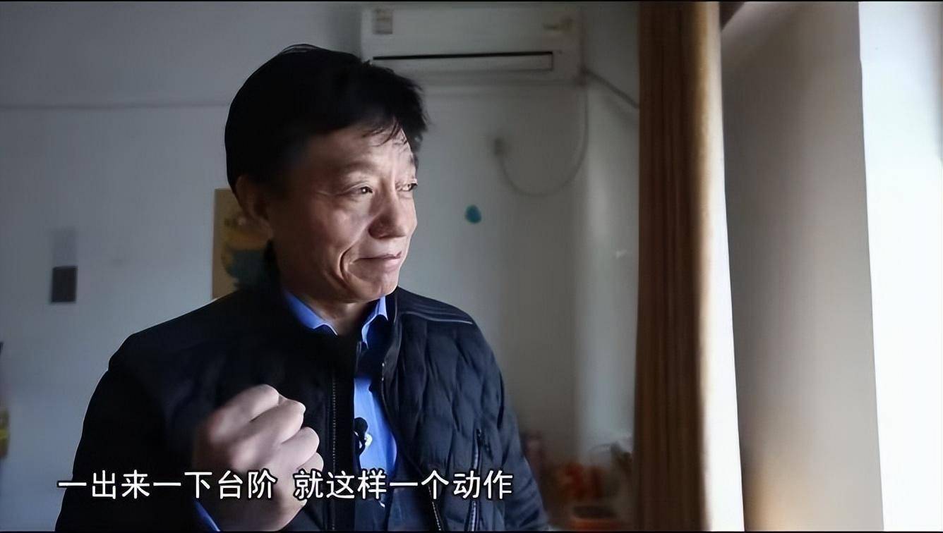 看着母亲为国家和人民奋斗的身影,麻恩浩也暗暗下定