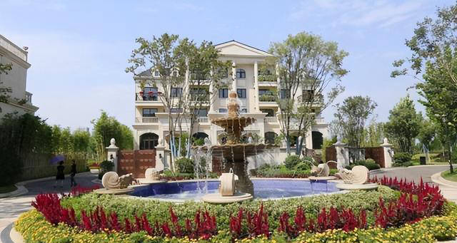 朱婷回河南老家与家人团聚,住豪华独栋五层别墅:配备花园 泳池 喷泉