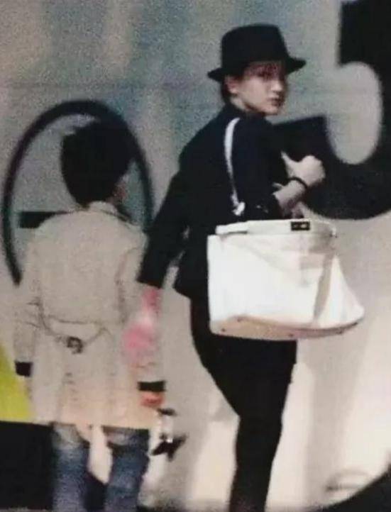 陈坤的儿子已成年,容貌开始显现母亲的基因,可以看得出像谁吗?