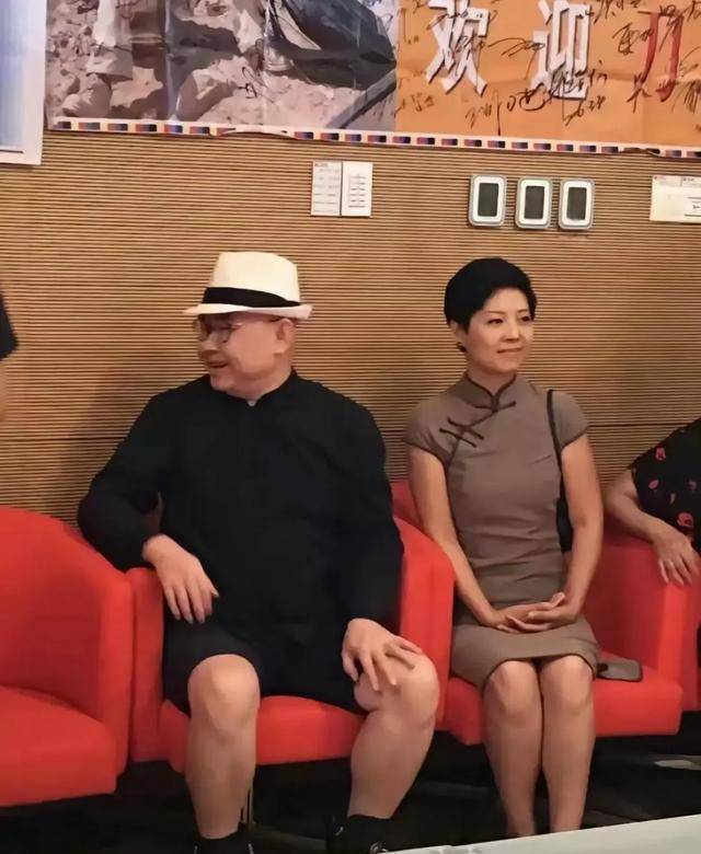 刀郎携二婚妻子朱梅给素人证婚画面曝光,朱梅气质好,刀郎有礼貌