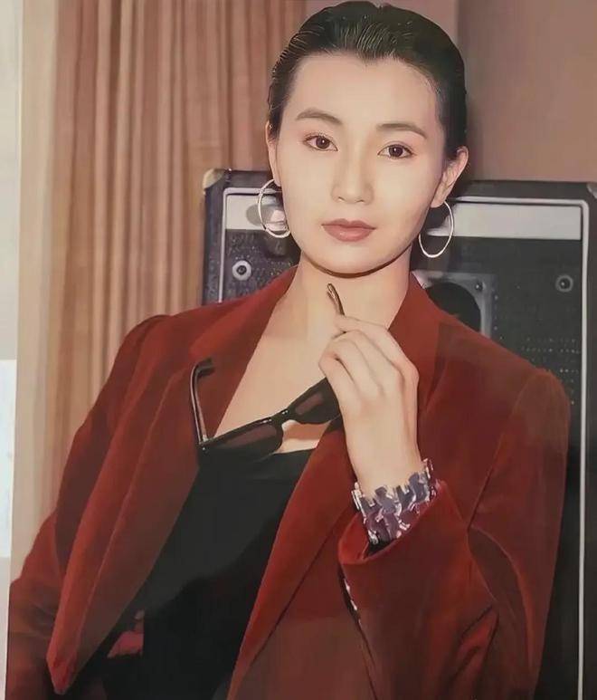 张曼玉11段恋爱,她息影20年,被爆独居贫民区,身边只有一只狗?